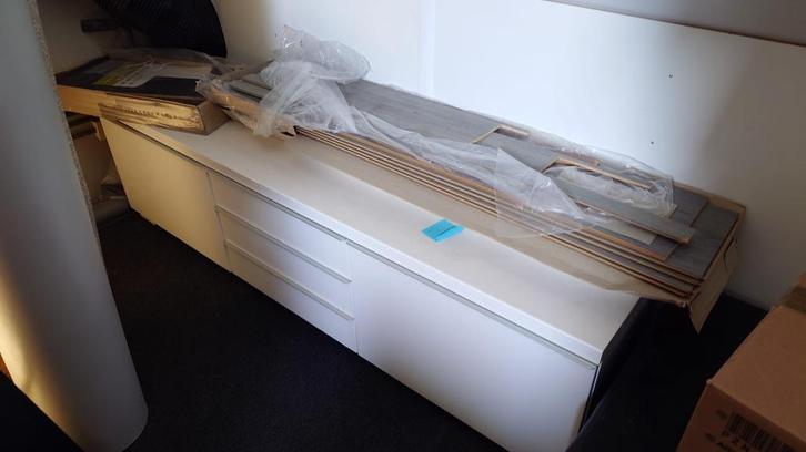 Ikea Tv meubel set wit lak hangkast plus staande tv meubel, Huis en Inrichting, Kasten | Televisiemeubels, Zo goed als nieuw, Minder dan 100 cm