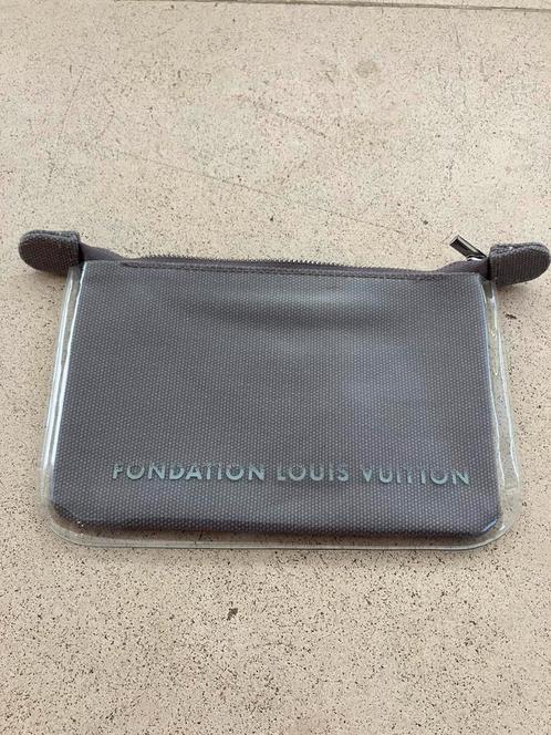 Louis Vuitton foundation tasje clutch limited edition, Sieraden, Tassen en Uiterlijk, Toilettassen, Zo goed als nieuw, Dame, Grijs