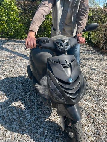 Scooter zwart incl help en slot beschikbaar voor biedingen