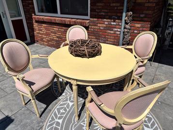 Ronde tafel met 4 Barok stoelen beschikbaar voor biedingen