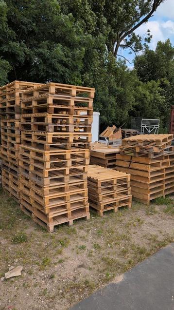 Pallets of brandhout beschikbaar voor biedingen