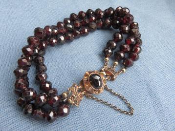 Armband met glas / granaat kralen en 14 karaat slot beschikbaar voor biedingen
