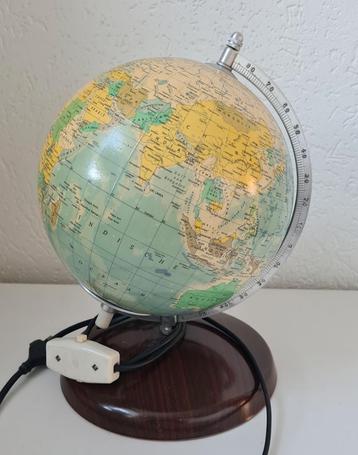 Mooie GLOBE Made in GDR uit 1984 met licht wereldbol beschikbaar voor biedingen
