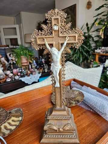 Antiek Kruisbeeld met Houten Corpus en IJzeren Ornament beschikbaar voor biedingen