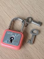 Vintage Abus roze hangslot, 30mm met 2 sleutels €12,50, Antiek en Kunst, Ophalen of Verzenden