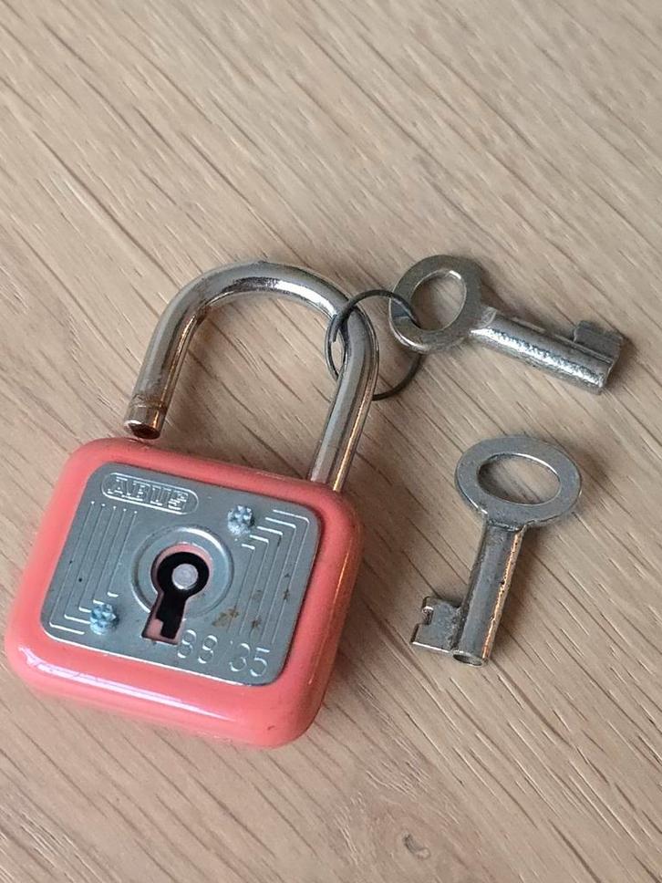 Vintage Abus roze hangslot, 30mm met 2 sleutels €12,50, Antiek en Kunst, Antiek | Gereedschap en Instrumenten, Ophalen of Verzenden