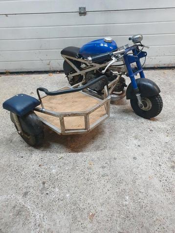Goedlopende Puch minibike met zijspan beschikbaar voor biedingen