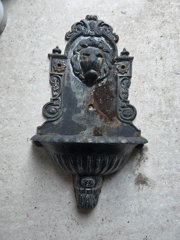 Decoratieve antieke wandfontein. beschikbaar voor biedingen