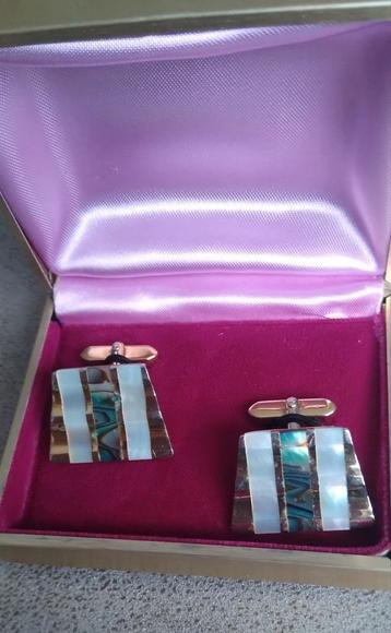 Vintage Manchetknopen met Abalone in Doos beschikbaar voor biedingen