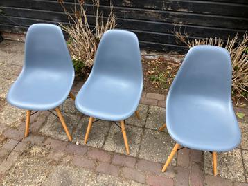 3x licht grijs/blauw eetkamer/ tuin stoelen beschikbaar voor biedingen
