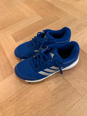 Adidas Speedcourt Zaalschoenen Maat 35 beschikbaar voor biedingen