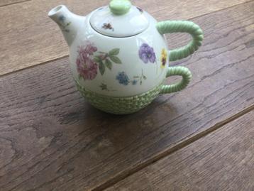 Tea for one, theepot met kopje beschikbaar voor biedingen