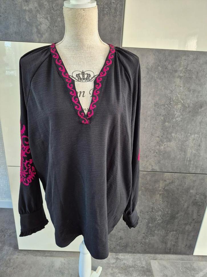 Maicazz Blouse Zwart Fuchsia Borduur Maat 44, Kleding | Dames, Blouses en Tunieken, Zo goed als nieuw, Maat 46/48 (XL) of groter