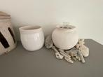 Smaakvolle witte keramische bloempot met ruwe rand., Ophalen, Rond, Binnen, Zo goed als nieuw