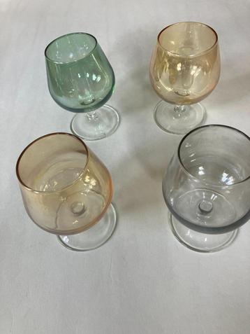 DIVERS GEKLEURD VINTAGE GLASWERK.  beschikbaar voor biedingen