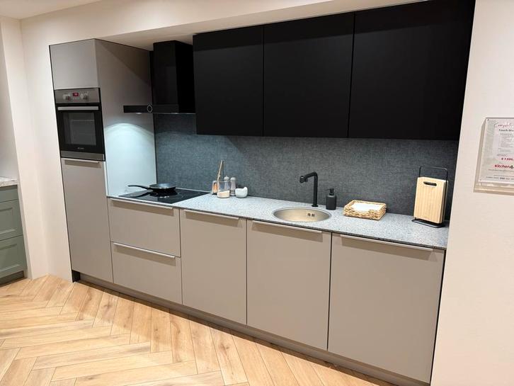 Nobilia Showroomkeuken met Apparatuur & Composiet, Huis en Inrichting, Keuken | Complete keukens, Nieuw, Enkelwandige keuken, Grijs