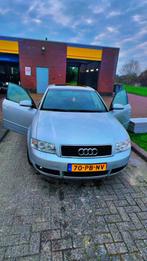 Audi A4 2.0 96KW AUT 2004 Grijs, Origineel Nederlands, Te koop, Zilver of Grijs, 5 stoelen