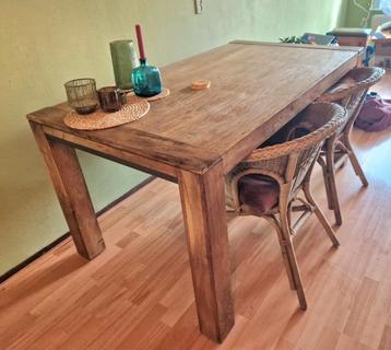 Eettafel van hout beschikbaar voor biedingen