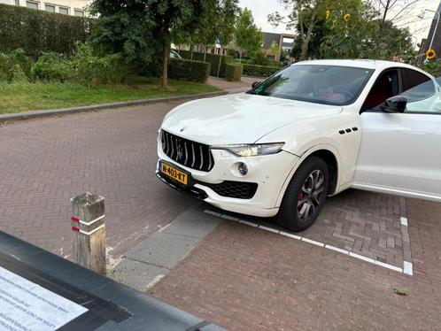 Maserati Levante 3.0 V6 430pk AWD 2017 MOTOR SCHADE, Auto's, Maserati, Particulier, Levante, 360° camera, 4x4, ABS, Achteruitrijcamera