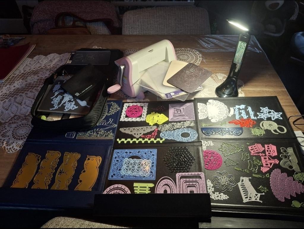 Cuttlebug, grote partij materiaal kaarten maken., Hobby en Vrije tijd, Kaarten | Zelf maken, Ophalen