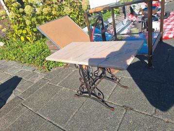 Marmeren Bijzettafel met Smeedijzeren Onderstel beschikbaar voor biedingen