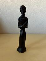 Houten beeldje van een staande vrouw met gekruiste armen,, Ophalen of Verzenden