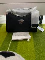 Guess schoudertas nieuw met hangers en hoes, Ophalen of Verzenden, Nieuw, Zwart, Schoudertasje