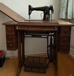 Ouderwetse Singer naaimachine in houten kast, Ophalen