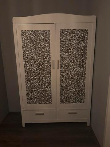 Kast beschikbaar voor biedingen