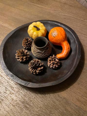 Houten schaal met decoratie beschikbaar voor biedingen