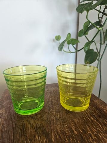 Retro limonadeglazen 2x groen glas geel beschikbaar voor biedingen