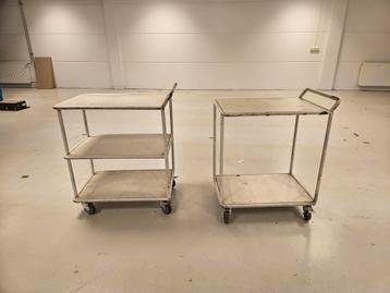 Vintage witte industriële trolley beschikbaar voor biedingen