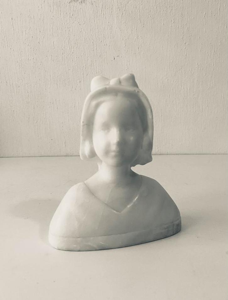 Marmeren kleine buste van jonge dame , Art Deco jaren 10, Antiek en Kunst, Curiosa en Brocante, Ophalen of Verzenden