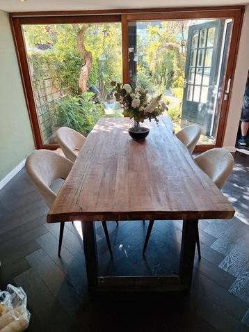 Zware houten tafel 220 x 95 beschikbaar voor biedingen