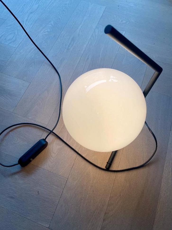 FLOS IC lights T1 tafellamp zwart, Huis en Inrichting, Lampen | Tafellampen, Zo goed als nieuw, Minder dan 50 cm, Glas, Metaal