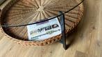 Ronde glazen salontafel met rieten mand., Huis en Inrichting, Tafels | Salontafels, Ophalen, Rond, Minder dan 50 cm, 50 tot 100 cm