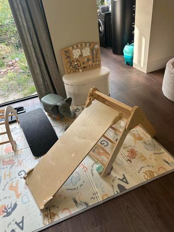 Montessori Klimrek met Glijbaan beschikbaar voor biedingen