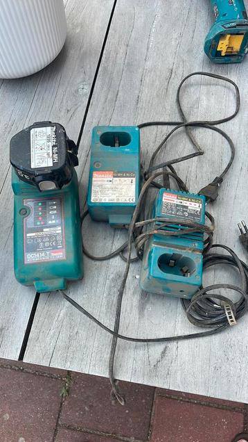 Makita 3 opladers en 1 accu alles voor 30 euro beschikbaar voor biedingen