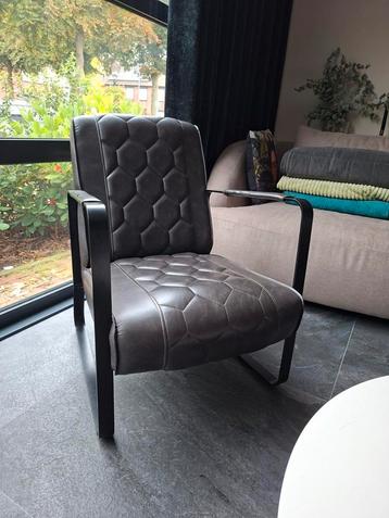 Stoere fauteuil met metalen frame en honingraatstiksel beschikbaar voor biedingen