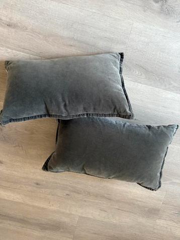 2 grijze kussens van MRS Bloom beschikbaar voor biedingen