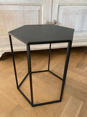 Zeshoekig zwart stalen bijzettafel/nachtkastje beschikbaar voor biedingen