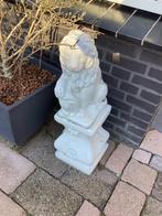 2 tuinbeelden, leeuwinnen. Beton en zwaar., Ophalen of Verzenden, Zo goed als nieuw, Beton, Dierenbeeld