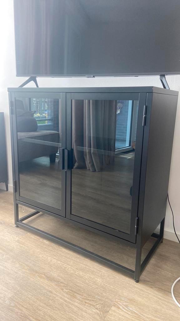 Zwarte metalen vitrinekast - nu €130,-, Huis en Inrichting, Kasten | Vitrinekasten, Zo goed als nieuw, Minder dan 100 cm, 50 tot 100 cm