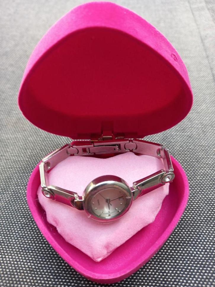 Dameshorloge in roze hartjesdoosje., Sieraden, Tassen en Uiterlijk, Overige Accessoires, Zo goed als nieuw, Ophalen of Verzenden