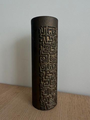 Vintage cilindervormige vaas met patroon beschikbaar voor biedingen