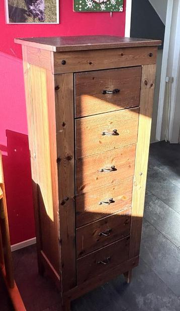 Eenvoudig ladekastje met 6 laden en inzetbakje beschikbaar voor biedingen