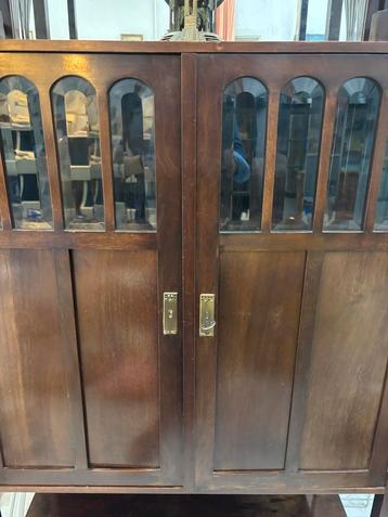 Antieke jugendstil houten kast met glazen deuren beschikbaar voor biedingen