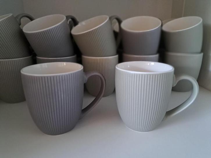 Mokjes kopjes mintgroen en grijs structuur, Huis en Inrichting, Keuken | Servies, Zo goed als nieuw, Kop(pen) en/of Schotel(s)