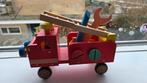 Houten Brandweerauto met Schroeven en Bouten, Ophalen of Verzenden, Gebruikt, Duw- of Trekspeelgoed