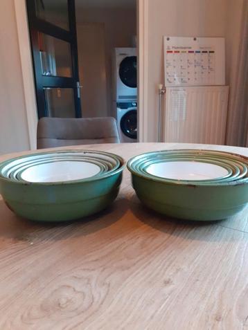 2 nesten emaille schalen  beschikbaar voor biedingen